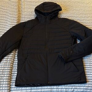 lululemon l Men's Black Puffer Jacket, Size XL.
Fully lined/ functional Pockets